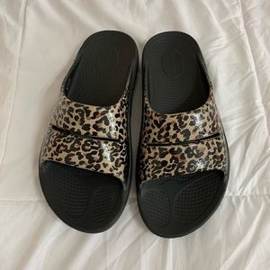 OOFOS OOaah Luxe Limited Leopard Print Arch Support Sandals